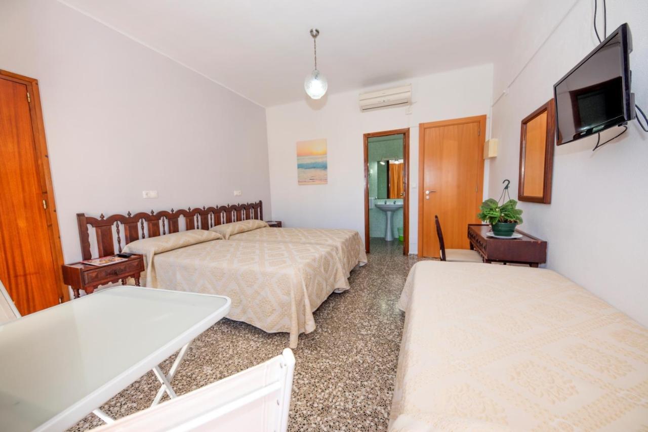 Hostal Y Apartamentos Santa Eulalia Santa Eularia des Riu Eksteriør bilde