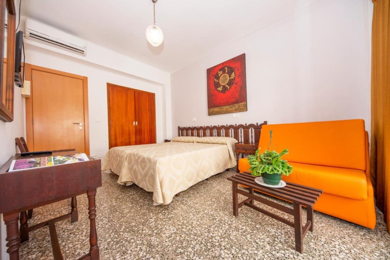 Hostal Y Apartamentos Santa Eulalia Santa Eularia des Riu Eksteriør bilde