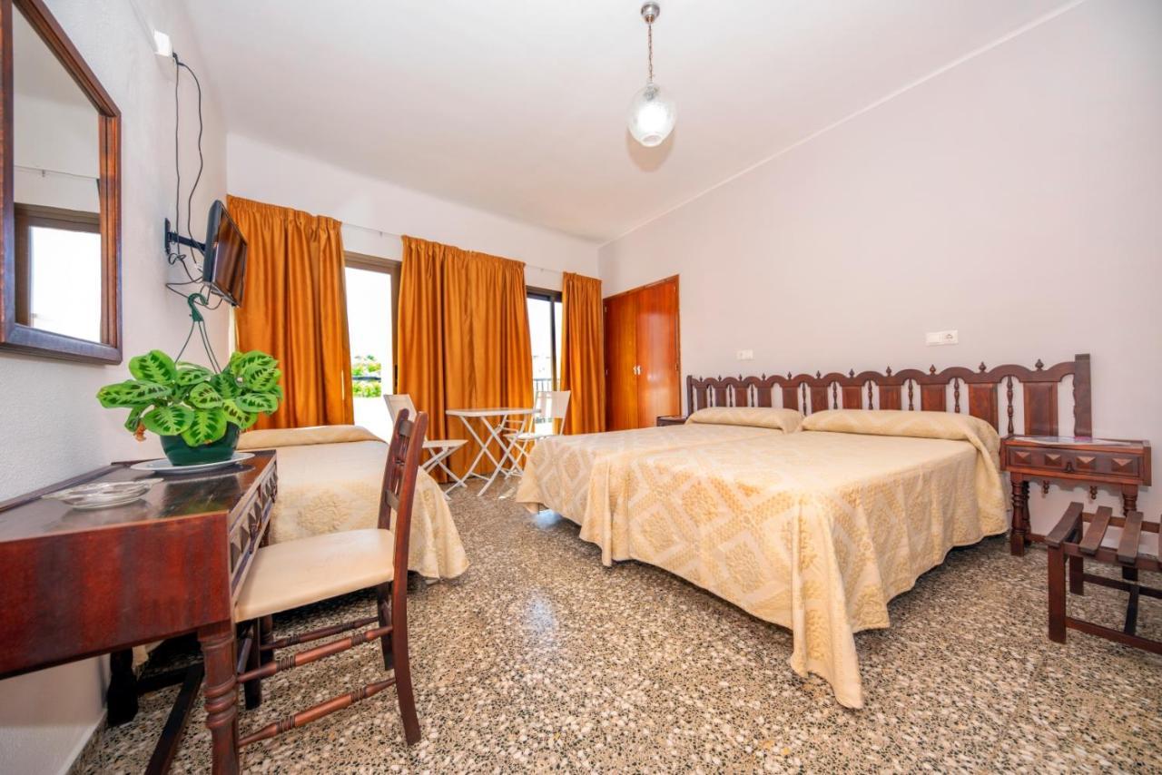 Hostal Y Apartamentos Santa Eulalia Santa Eularia des Riu Eksteriør bilde
