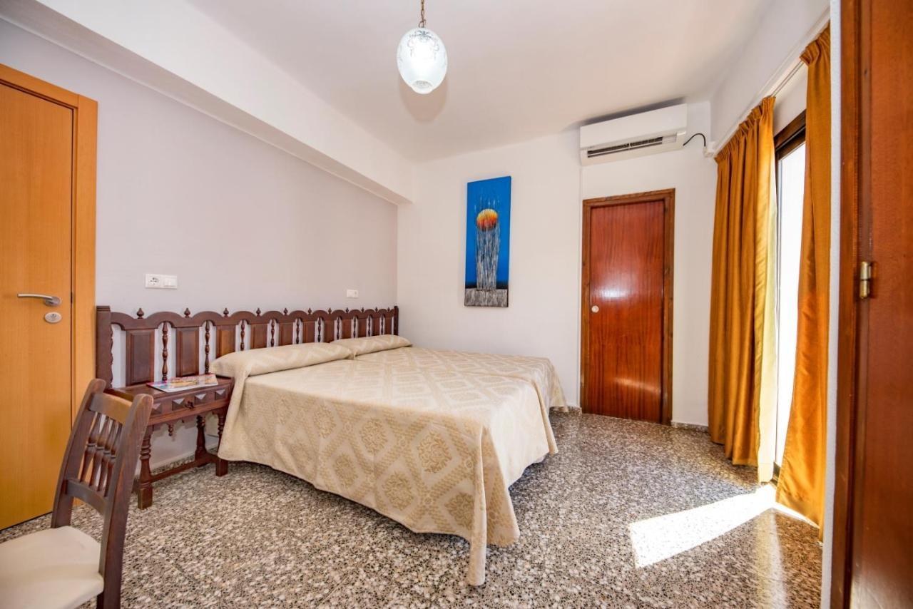 Hostal Y Apartamentos Santa Eulalia Santa Eularia des Riu Eksteriør bilde