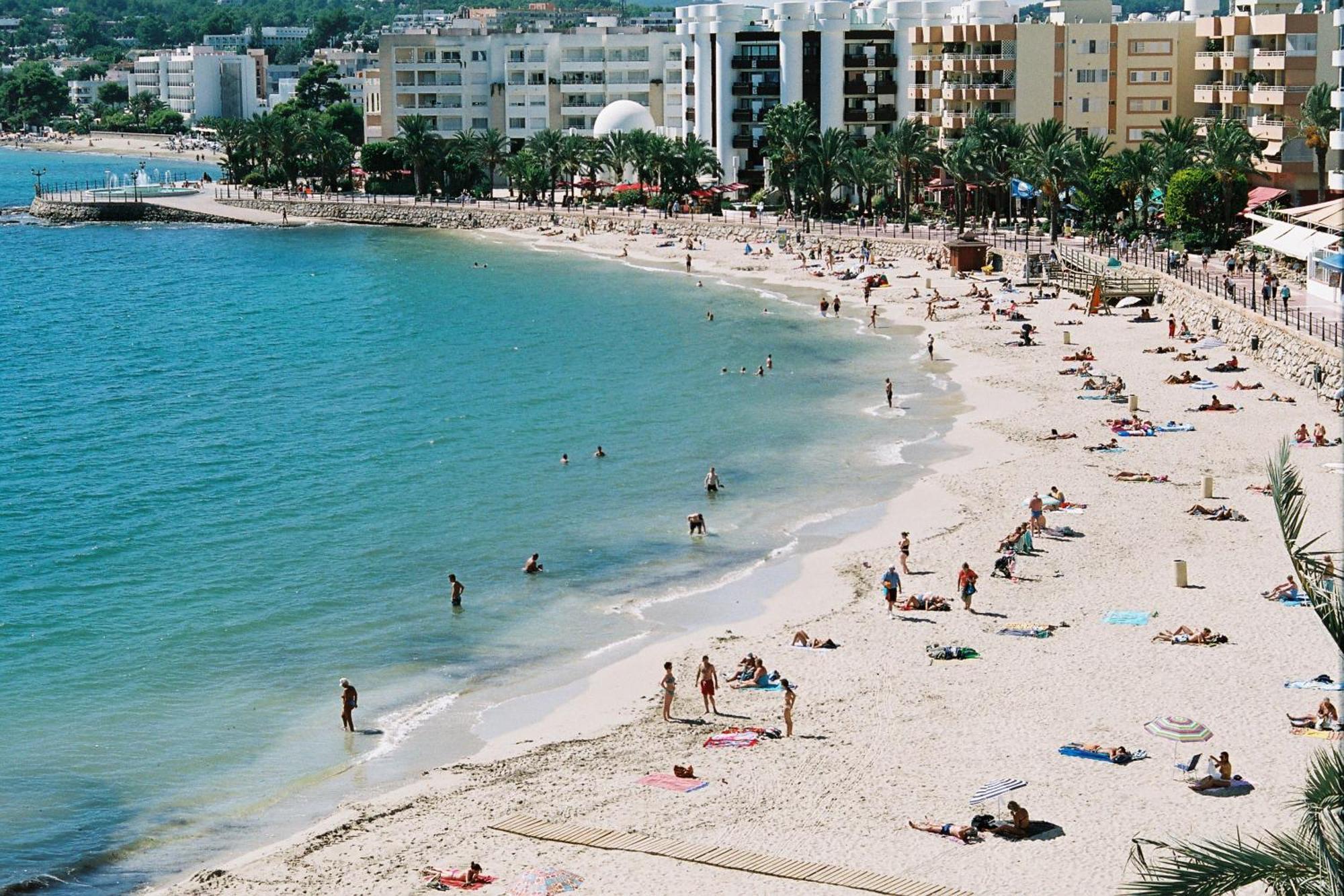 Hostal Y Apartamentos Santa Eulalia Santa Eularia des Riu Eksteriør bilde