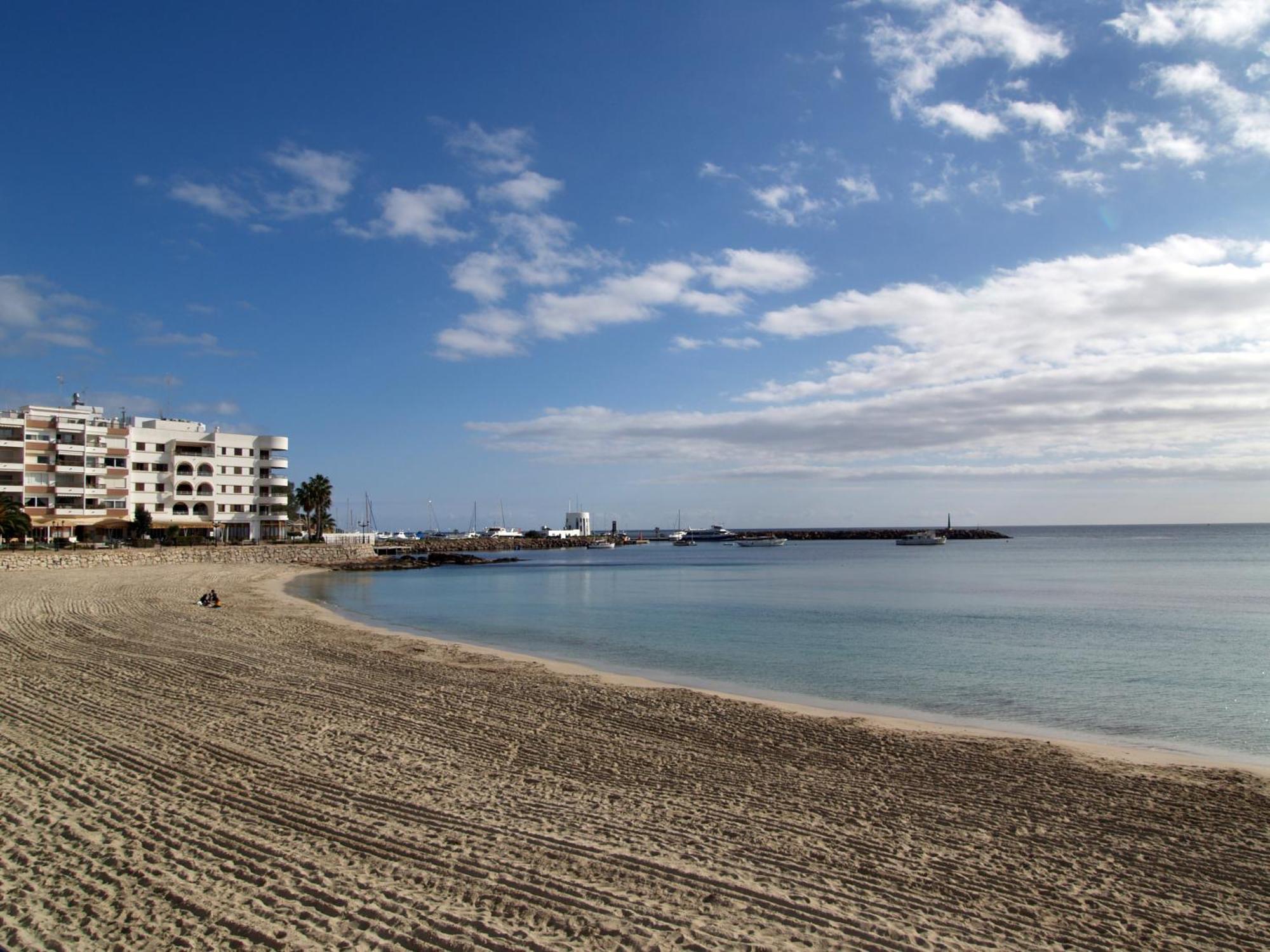 Hostal Y Apartamentos Santa Eulalia Santa Eularia des Riu Eksteriør bilde