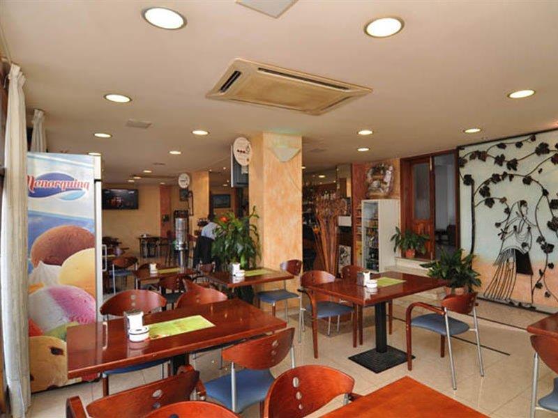 Hostal Y Apartamentos Santa Eulalia Santa Eularia des Riu Eksteriør bilde